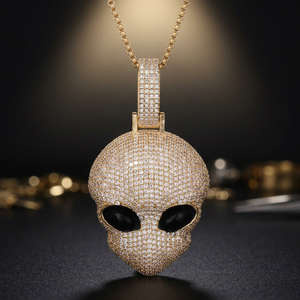 Collar con Colgante de Calavera Alienígena en Tono Dorado, con Circonitas Cúbicas, Joyería Elegante para Fiesta - Product Image 3