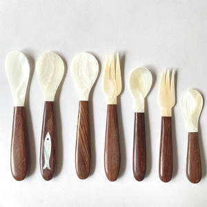 Logo personnalisé coquille de conque manche en bois cuillère à manger de luxe et fourchette pour le <span class=keywords><strong>caviar</strong></span> dessert français crème glacée cuillère à café - Product Image 1