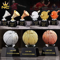 Trophées personnalisés en verre, ballons de football, médailles, trophées de badminton, trophées de basketball en cristal, base dorée et noire faite à la main