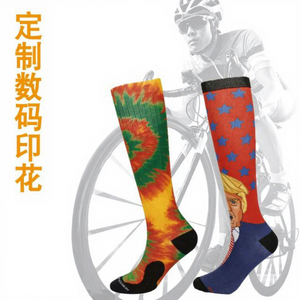 Chaussettes de cyclisme à compression tricotées personnalisées imprimées numériquement, séchage rapide, hauteur genou, pour jeunes sportifs, avec logo sur le revers et le bas - Product Image 1