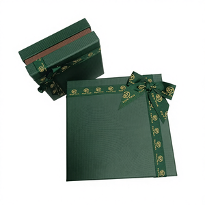 Boîte cadeau rectangulaire en carton rigide vert avec logo en feuille d'or et ruban pour usage artisanal - Product Image 5