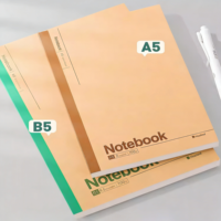Carnet de composition à couverture rigide avec pages intérieures en papier couleur personnalisées OEM ODM A3/A4/A5/A6, reliure cousue, impression offset, emballage personnalisé