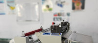 Machine de découpe automatique rouleau-à-feuille 2000W 700mm avec bras robotisé et alimentation par pince de traction