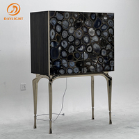 Meubles de salon modernes de luxe personnalisés pour la maison Buffet Pied en acier inoxydable Cadre en métal avec stockage en verre Cave à vin