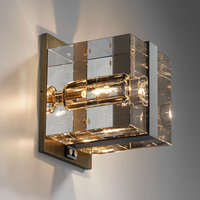 Applique murale LED moderne en laiton avec verre cristal taillé en cube pour salon et chambre à coucher