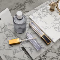 Tube de brillant à lèvres vide de luxe écologique en plastique, emballage cosmétique carré avec applicateur – Fournisseur d'usine
