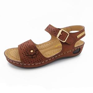 صنادل نسائية أنيقة بكعب عالي ونعل سميك من الجلد الصناعي الأسود موديل 2025 - Product Image 1