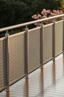 Rampe d'escalier en acier inoxydable avec volutes forgées à la main et finition thermolaquée pour projets de villas résidentielles