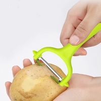 Handmatige multifunctionele roestvrijstalen metalen keukenhulp voor het schillen, snijden en raspen van fruit en groenten, met plastic handvat, makkelijk schoon te maken
