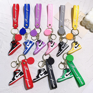 Accessoires de porte-clés créatifs en plastique pour chaussures de dessin animé 3D, pendentif de sac, petit cadeau - Product Image 1