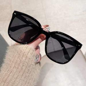 Gafas de Sol para Mujer Qianai, Montura Negra, Lentes Amarillas, Protección UV400, Remaches Cuadrados, Material PC, I2-6211 - Product Image 2