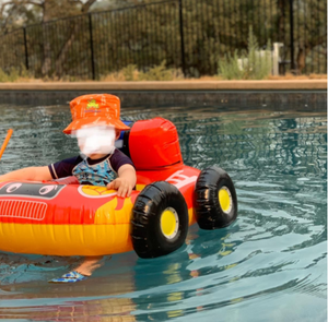 عوامات حمام سباحة قابلة للنفخ على شكل شاحنة إطفاء مصنوعة من البي في سي مع مسدس رش مدمج للأطفال من عمر 3 إلى 8 سنوات - Product Image 6