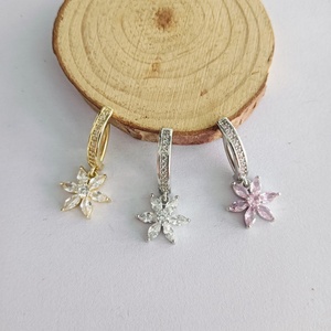 Anelli per <span class=keywords><strong>Piercing</strong></span> all'<span class=keywords><strong>Ombelico</strong></span> Sexy e Trendy in <span class=keywords><strong>Oro</strong></span>, Argento e Multicolore con Fiore Pendente in Zircone, Gioielli per il Corpo - Product Image 1
