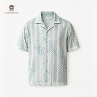 Chemise de vacances pour homme en dentelle crochetée respirante, motif marbré aquatique, mélange de coton 185 g/m², bleu clair tourbillonnant abstrait, style cubain resort