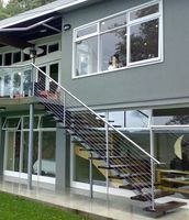 Escalier extérieur personnalisable pour villa, design moderne et élégant, en bois massif avec motif fileté, escalier droit en métal pour l'extérieur