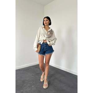 เสื้อเชิ้ตผ้าลินินแบบครอปตัวสั้นติดกระดุมสำหรับผู้หญิง สวมใส่สบายๆ ทุกวัน สีผสม ไซส์เดียว - Product Image 2