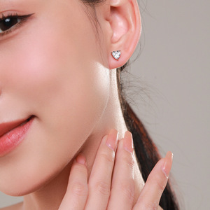 Pendientes personalizables de plata de ley S925 con circonita en forma de corazón, versión cobre, un gran regalo para mujeres. - Product Image 2