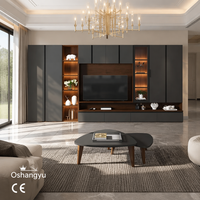 Ensemble de meubles TV modernes et minimalistes en bois, du sol au plafond, finition crème mat et gris anthracite, pour salon d'hôtel