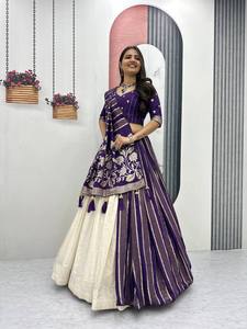 Oferta Especial de Boda: Lehenga y Saree de Moda para Mujer, Ropa Étnica de Diseñador para Novias y Eventos Festivos, Disponible para la Venta - Product Image 2