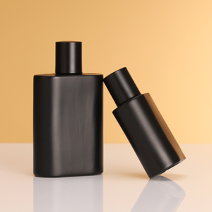 زجاجات عطر زجاجية سوداء غير لامعة قابلة لإعادة التعبئة بسعة <span class=keywords><strong>1</strong></span> أونصة (30 مل) على شكل مربع مع غطاء خشبي ومضخة رش قابلة للطباعة بالشاشة الحريرية - Product Image 5