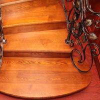 Escalier courbé en métal style américain populaire avec marches en bois massif noyer pour intérieur