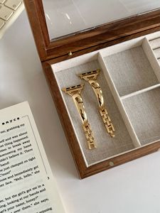 Pulsera de metal de acero inoxidable simple OEM para mujer, gran oferta, correas de reloj inteligente de lujo, transpirable, Compatible con <span class=keywords><strong>Apple</strong></span> <span class=keywords><strong>Watch</strong></span> 9 6 <span class=keywords><strong>SE</strong></span> - Product Image 4