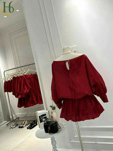 Robe rouge épaules dénudées avec taille élastiquée et détail floral, en mousseline de soie douce à motif floral, avec manches courtes à poignets élastiqués, style vietnamien. - Product Image 4