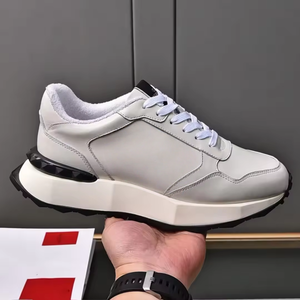 รองเท้าวิ่งกีฬาคุณภาพสูงสำหรับผู้ชายและผู้หญิง ดีไซน์หรูหรา พื้นหนา สไตล์ลำลอง เดินสบาย ทันสมัย ทำจากหนัง - Product Image 4