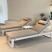 Chaise longue de piscine avec coussin, appui-tête et dossier réglable pour terrasse extérieure