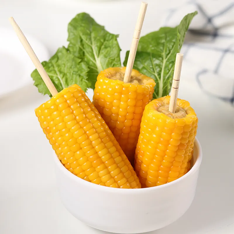 Mazorca de maíz glutinoso amarillo en embalaje al vacío