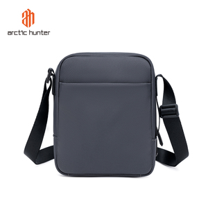 شنطة كتف كروس للكتف للرجال من شركة Arctic Hunter وصلت حديثًا شنطة كتف من البوليستر عليها حروف - Product Image 4