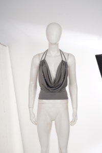 Top corto sexy gris para mujer con cuello halter, escote pronunciado y detalle de botones, top sexy sin espalda para fiestas de verano en el club - Product Image 6