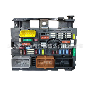 Caja de Fusibles Peugeot Citroen 9807028580 R02 BSM R19 R18 Compatible con 3008 X7 X7R - Product Image 1
