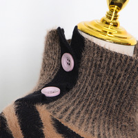 OEM/ODM Haut en tricot décontracté à la mode pour femmes, col montant, manches longues, pull rayé en fourrure de vison, bouton respirant pour l'automne