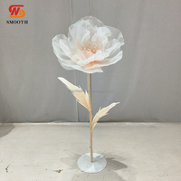 Fleur géante en organza blanc avec base, design personnalisé pour événements de mariage, hôtels, vitrines de magasins
