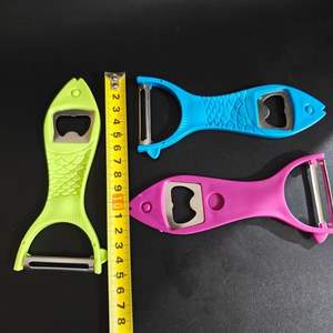 Pelador multifuncional 2 en 1 con forma de pez, abridor de botellas, herramienta pequeña y duradera para cocinas domésticas y pelador de frutas - Product Image 5