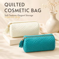Pochette de maquillage de luxe en velours matelassé avec logo personnalisé, grande capacité, pochette de voyage avec pompon, doublure en satin, trousse de toilette