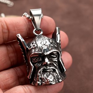 Pendentif Viking Odin en acier inoxydable, forme visage, bijou thématique, cadeau - Product Image 1