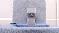 Pompe à pied pour toilettes portables – Évier de lavage des mains extérieur en plastique durable et écologique – Installations temporaires pour chantiers et marchés