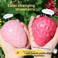 Jouet anti-stress en caoutchouc en forme de grande fraise, changeant de couleur à la lumière, gadget créatif de simulation pour la décompression, cadeau
