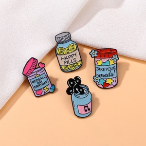 Broche créative et mignonne <span class=keywords><strong>en</strong></span> forme de flacon de médicament avec lettres anglaises, accessoire de décoration pour sac à dos et vêtements, badge - Product Image 1