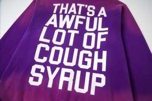 Abbigliamento firmato da uomo: Tute viola, Felpe <span class=keywords><strong>con</strong></span> cappuccio e Felpe all'ingrosso <span class=keywords><strong>con</strong></span> stampa 'THAT'S AWFUL LOT OF COUGH SYRUP' - Product Image 5