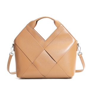 Bolso cruzado de cuero suave de moda con diseño de triángulo invertido tejido genuino de capa superior para mujer - Product Image 5