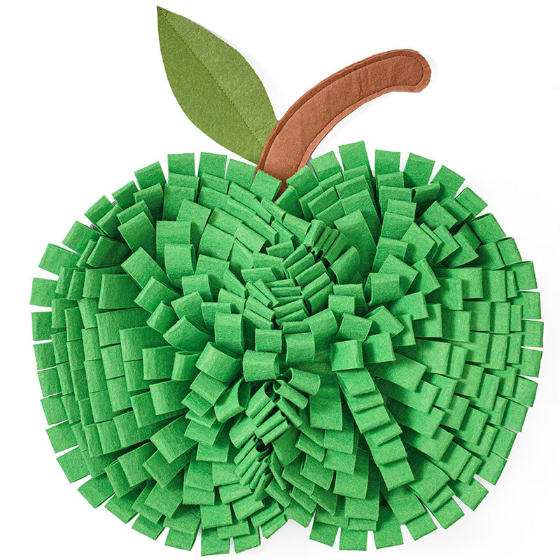 Almohadilla olfativa verde hierba con forma de manzana.