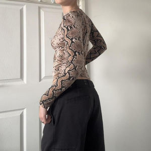 เสื้อยืดแขนยาวพิมพ์ลายงูสำหรับผู้หญิง เสื้อทรงเข้ารูปยืดได้ แฟชั่นยุโรปอเมริกัน สไตล์ลำลอง - Product Image 6