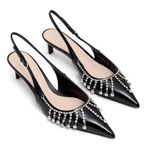 डिजाइनर ब्रांडों की महिलाओं के काले हीरे की सजावट के पीछे पैर की अंगुली की फैशन पतली उच्च स्टिलेटो एड़ी हेल्ड पंप सैंडल हैं। - Product Image 1