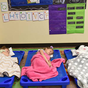 Letto per Bambini Colorato <span class=keywords><strong>Montessori</strong></span>, Culla per Asilo, Arredamento Scolastico, Letto in Legno per Bambini per Aula e Asilo Nido - Product Image 4