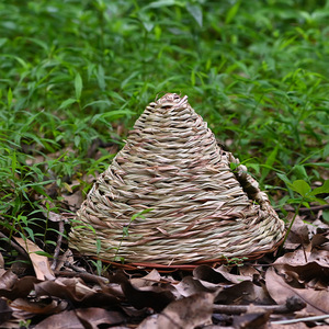 Nid d'oiseau tissé à la main, forme triangulaire, abri respirant pour petits oiseaux de taille moyenne - Product Image 2