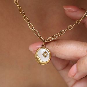 จี้เหรียญมุกสเตนเลสกันน้ำ Zoryn สร้อยคอแฟชั่นลายพระอาทิตย์พระจันทร์ ชุบทอง ของขวัญสำหรับผู้หญิง - Product Image 2