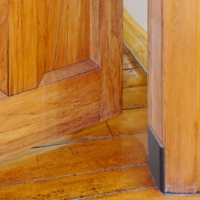 Joint d'angle de porte auto-adhésif déflecteur de dénudage en plastique pour cadre de porte mousse d'isolation phonique